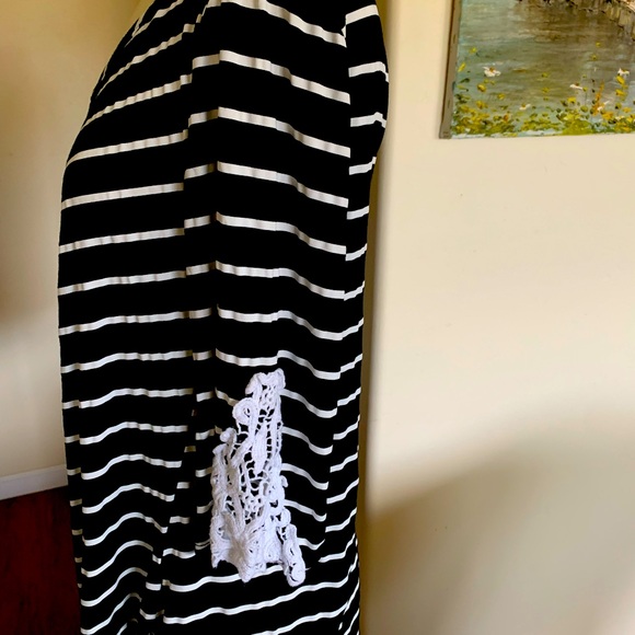 Pretty plus size black and white blouse, with lace sleeves. - Picture 2 of 5